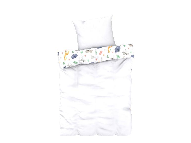 Ein weißer Bettbezug mit einem Kissenbezug mit Tierprint