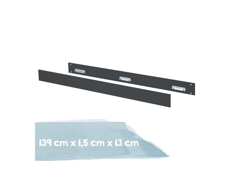 Zwei dunkle Holzleisten mit Metallhalterungen, 139 x 1,5 x 13 cm.