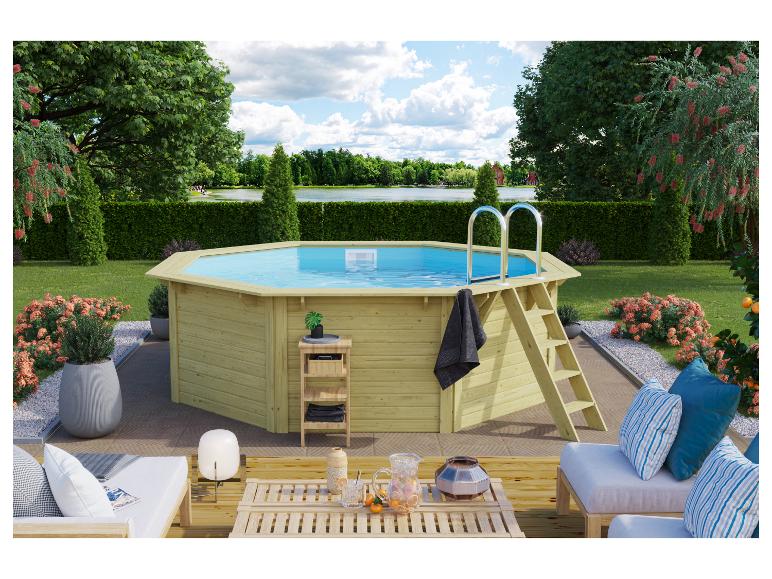 Achteckiger Holzpool mit Leiter, in einem Garten mit Terrasse und Gartenmöbeln.