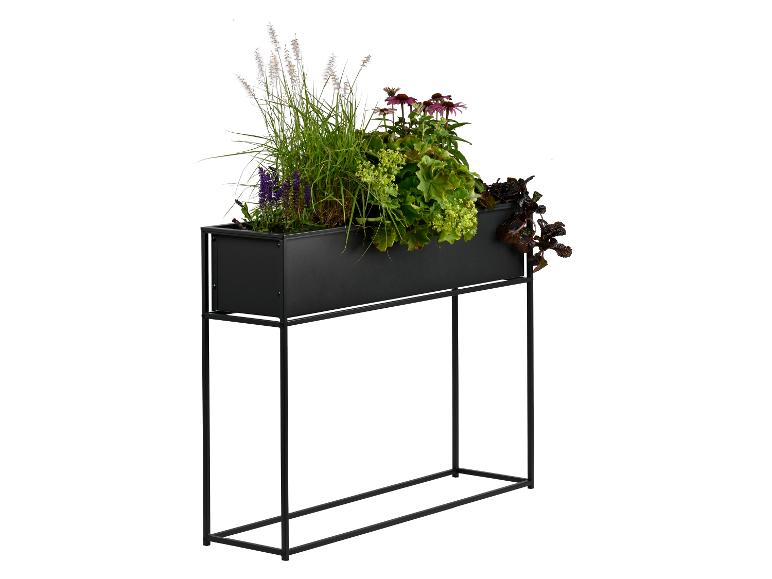 Schwarzer Metall-Pflanzkübel mit Ständer, gefüllt mit verschiedenen Pflanzen und Blumen.