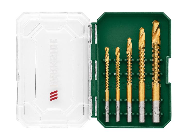 Ein Satz mit vier DeWalt Bohrer in einer grünen Aufbewahrungsbox.