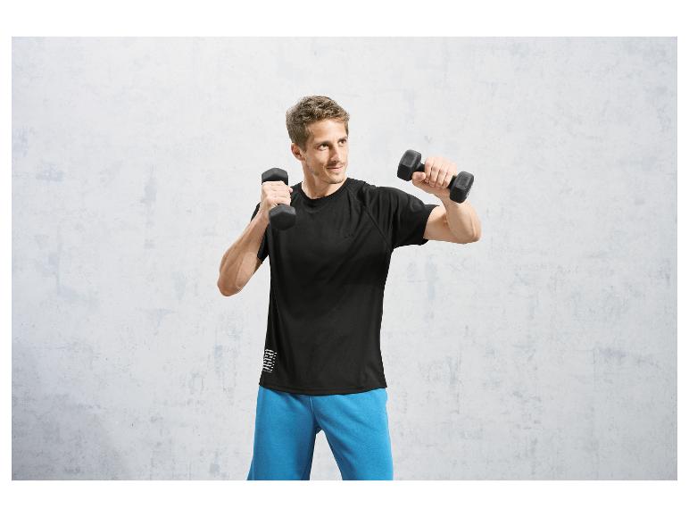 Ein Mann in Sportkleidung mit Gewichten für Fitnesstraining.