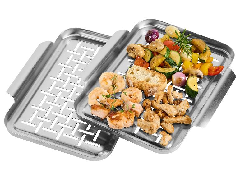 Garnelen, Schweinefleisch und gegrilltes Gemüse auf Edelstahlrosten.