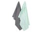 Zwei Geschirrtücher, eines grau und eines mit einem grün-weißen Zickzackmuster.