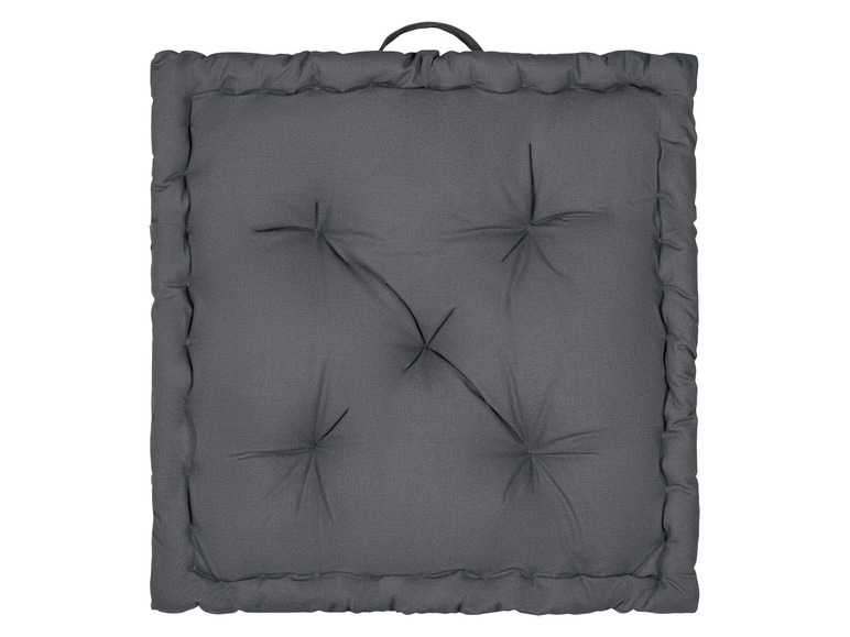 Ein graues, quadratisches Bodenkissen mit Knöpfen.