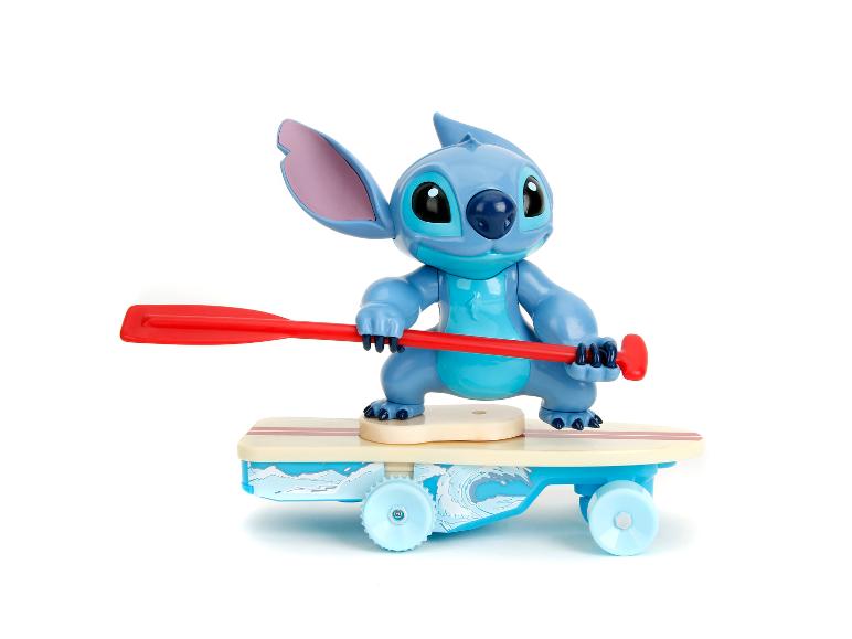 Stitch-Figur auf Skateboard mit rotem Paddel.