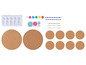 Ein Set zum Erstellen von Punktmustern mit runden Korkuntersetzern, Stiften, Farbe und einer Palette.