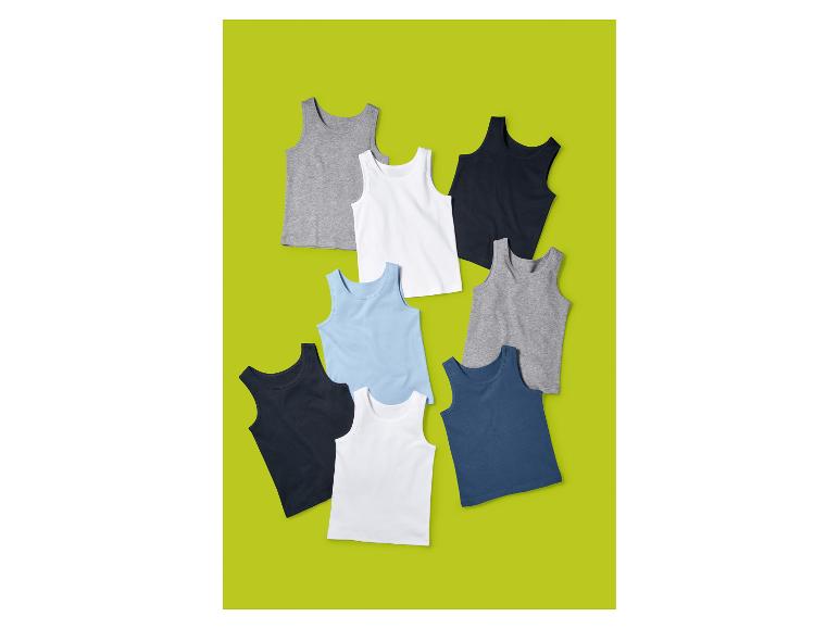 Neun farbige Kinder-Unterhemden, darunter weiße, blaue, graue und marineblaue.