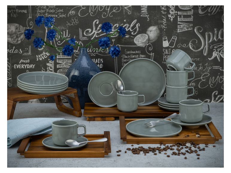 Hellgraues Kaffeegeschirr und Geschirr auf Holztabletts.