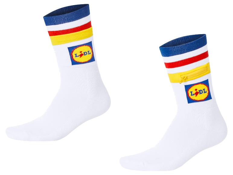Weiße Socken mit blauen, roten und gelben Streifen, eine mit Logo, die andere mit Reißverschlusstasche.