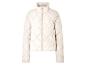 Eine beige gesteppte Daunenjacke mit Reißverschluss.