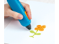 Eine Hand benutzt einen 3D-Stift, um eine orangefarbene Blume mit grünen Stielen auf weißem Papier zu zeichnen.