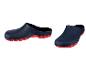 Zwei Paar blaue Clogs mit roten Sohlen.