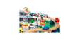 Holzspielzeug-Eisenbahnset mit mehrstöckigem Bahnhof, Hubschrauber, Zug, Autos und diversem Zubehör.