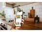 Hand hält Smartphone mit Rezept-App in einer modernen Küche.