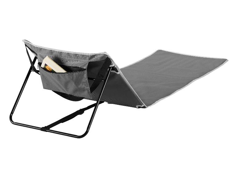 Graue, faltbare Liege und Matte für den Außenbereich.