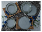 Set mit grauem Steingutgeschirr: flache Teller, tiefe Teller und Schalen.
