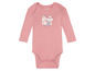 Ein rosafarbener Baby-Body mit langen Ärmeln und einem niedlichen Meerschweinchen-Motiv.