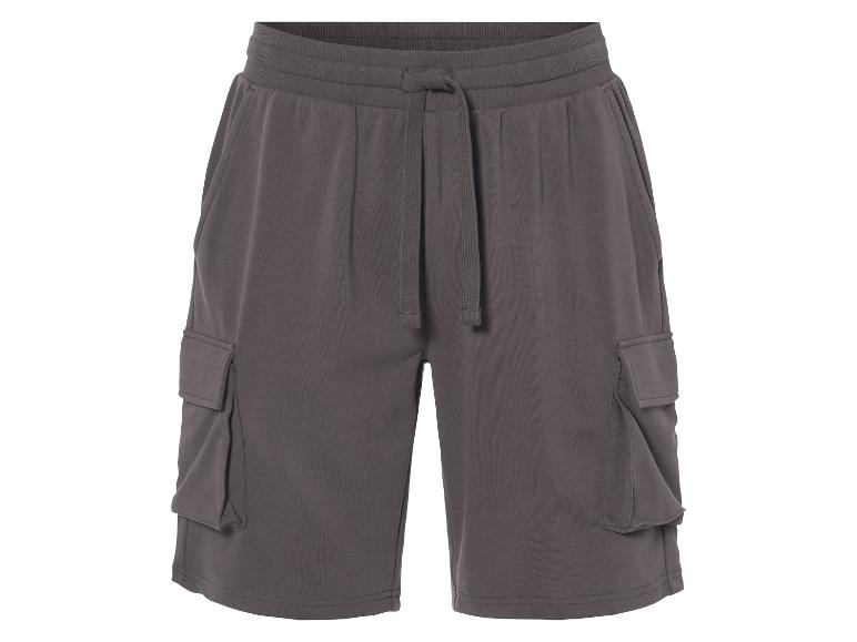 Dunkelgraue Jogginghose Shorts mit Cargotaschen.