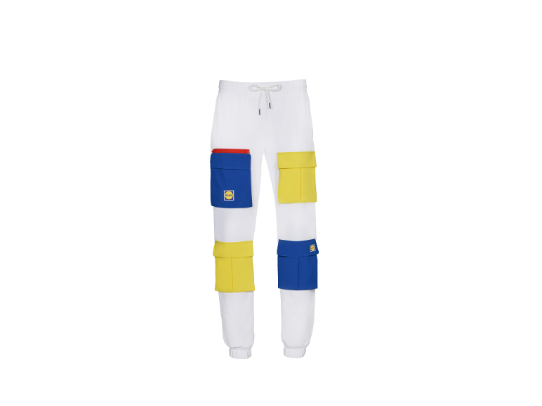 Weiße Jogginghose mit blauen und gelben Cargotaschen, mit roten Details.