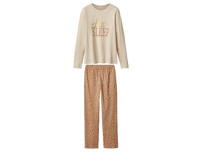 Beiges Langarm-Pyjamaoberteil mit 'Love to Sleep'-Text und Hose mit Blumenmuster.