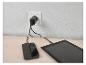 Wandladegerät mit zwei USB-C-Anschlüssen lädt Smartphone und Tablet.