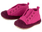 Zwei Paar rosa Wollpantoffeln mit Schnallen.