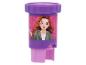 Lila Bleistiftanspitzer mit einer Cartoon-Frau mit roten Haaren und grauem Blazer.