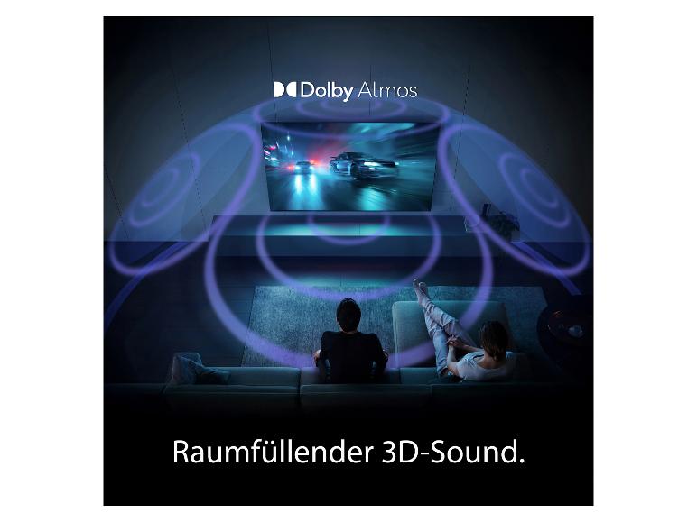 Paar schaut Fernsehen mit Rennwagen und raumfüllendem 3D-Sound.