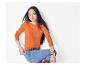 Frau in orangem Pullover und Jeans.