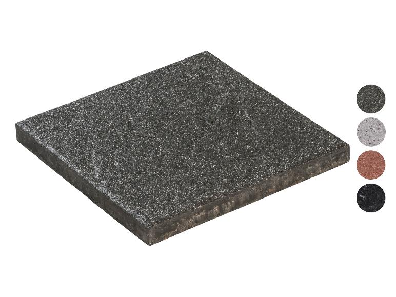 Dunkle Granit-Quadrat-Terrassenplatte mit Farbmustern.