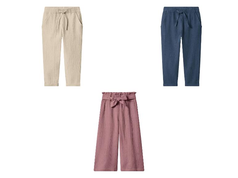 Drei Musselin-Hosen: beige, blau und rosa mit Bindeband in der Taille.