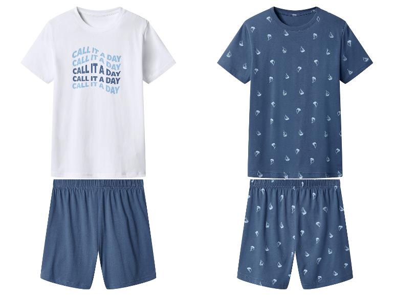 Herren-Sommerpyjamas: ein weißes mit „CALL IT A DAY“-Text und ein blaues mit Bootsmuster.