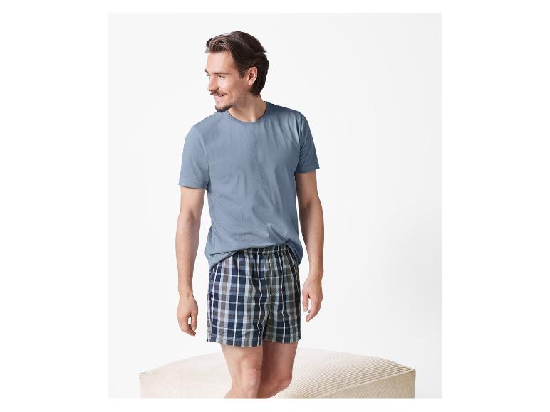 Herren-T-Shirt und karierte Boxershorts.