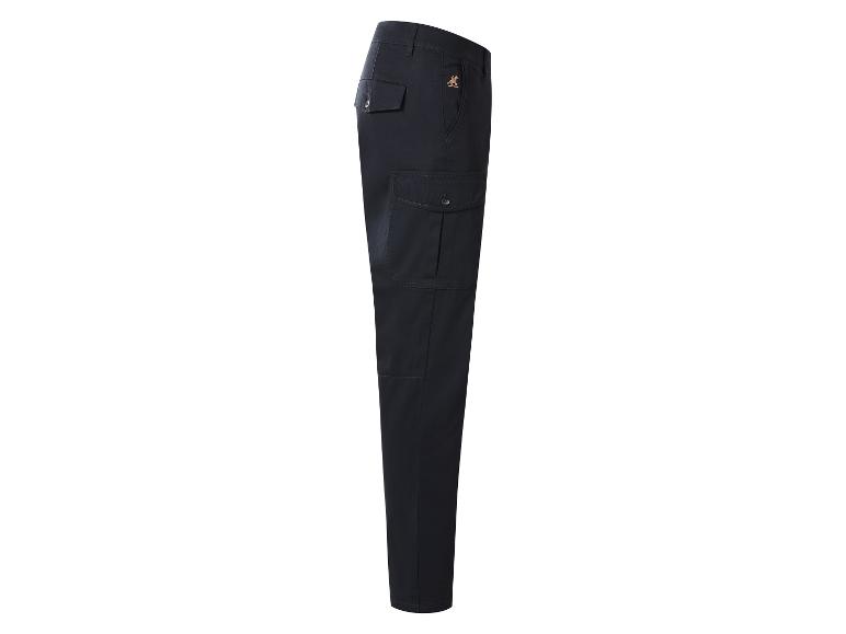 Dunkelblaue Cargohose mit Taschen und einem kleinen gestickten Logo.