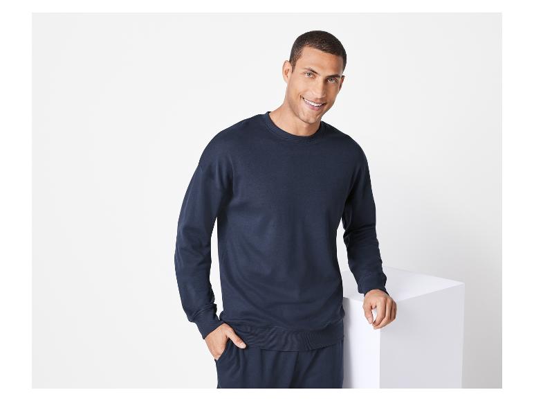 Dunkelblauer Herren-Sweatshirt und Jogginghose.