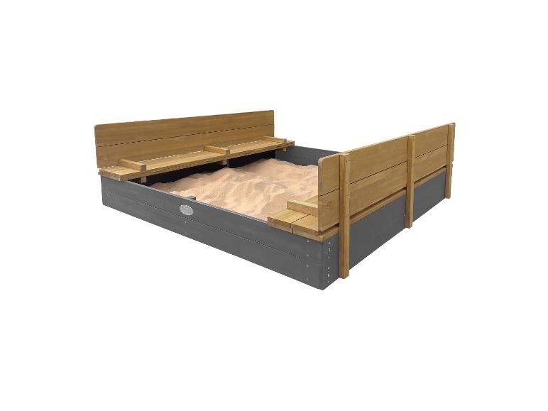 Holzsandkasten mit klappbaren Bänken und Sand, in Grau- und Naturholztönen.