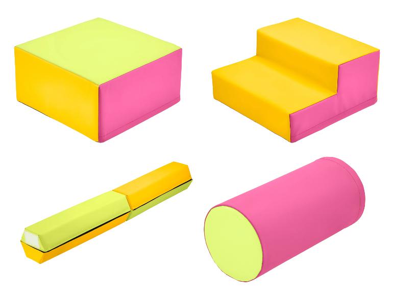 Bunte Softplay-Geräte: Würfel, Stufen, Schwebebalken und Zylinder.