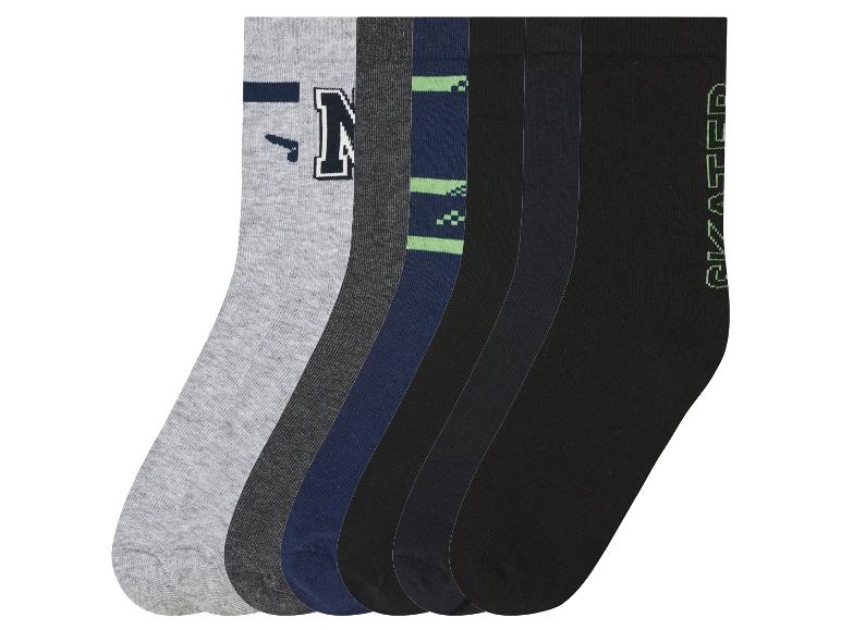 Sechs Paar Socken in verschiedenen Farben und Mustern.