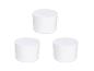 Drei weiße zylindrische Behälter auf weißem Hintergrund.