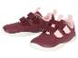Bordeauxfarbene Kindersneaker mit Klettverschlüssen und rosa Details.