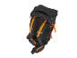 Schwarzer Wanderrucksack mit orangefarbenen Details und Gurten, Seitenansicht.