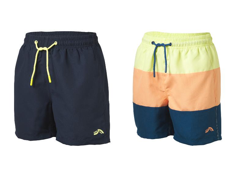Zwei Herren-Badeshorts: eine marineblaue und eine mit Farbblöcken.