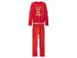 Roter Weihnachtspyjama mit Rentiergrafik auf dem Oberteil und Rentier-Muster auf der Hose.