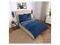 Schlafzimmer mit gestreifter blauer Bettwäsche und beigem Bettrahmen.