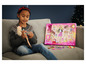Ein Mädchen spielt mit einer Barbie-Puppe und einem Barbie-Adventskalender.