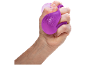 Hand drückt einen lila Stressball mit erhabenem Text.