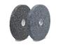Zwei graue Schleifscheiben mit grober Textur, eine dunkler als die andere.