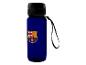Blaue Wasserflasche mit Wappen-Logo und schwarzem Riemen.