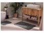 Grau gestreiftes LIVARNO home Badematten-Set in einem modernen Badezimmer.